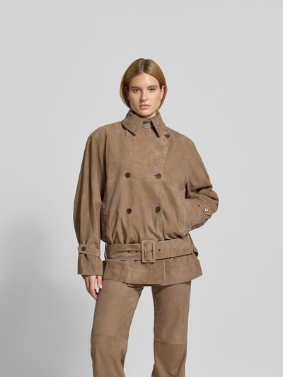 Frauenmodel trägt Jacke aus echtem Ziegenvelours von Rotate in Taupe, oversized Fit, Doppelknopfleiste, Umlegekragen, Eingrifftaschen, Ganzkörperansicht von vorne.