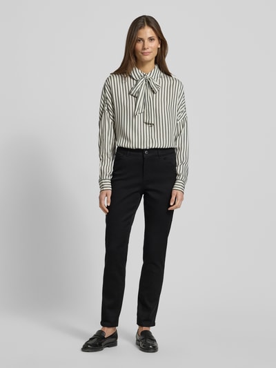 Vrouwenmodel draagt Slim Fit Jeans im 5-Pocket-Design van Christian Berg Woman, zwart, katoenmix met stretch, effen, frontale volledige lichaamsweergave.