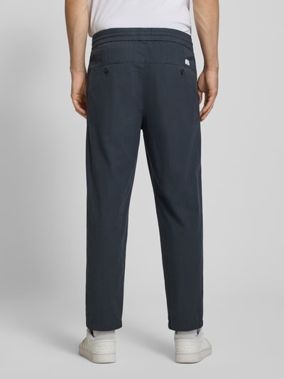 Männermodel trägt recht gesneden broek uit pure katoen model 'Woven Pants' van Marc O'Polo DENIM, donkerblauw, Ganzkörperansicht Rückansicht.