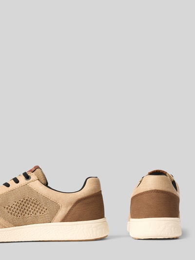Produktfoto, Sneaker mit Logo-Detail Modell 'Victory' von bugatti w beżowych i brązowych odcieniach, zaokrąglony krój, lekko profilowana podeszwa, wysokość obcasa w rozmiarze 44: 3 cm, wysokość cholewki w rozmiarze 44: 7 cm, szerokość w rozmiarze 44: 10 cm, tekstura siateczki i gładkiej tkaniny