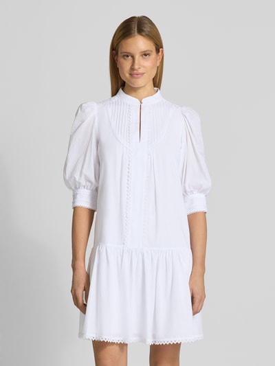 Frauenmodel trägt Hemdblusenkleid mit Puffärmeln Modell 'Dido' von JOOP!, Reine Baumwolle, A-Linie, Minikleid, Stehkragen, Knopfverschluss; Ganzkörperansicht von vorne.