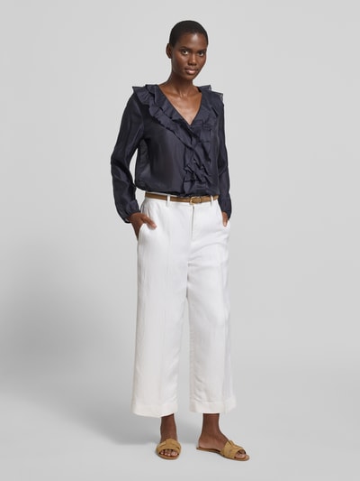 Modelka kobieca nosi Regular Fit Bluse aus Lyocell-Mix mit Volants od comma, granatowa, falbanki, V-dekolt, długość tyłu 60 cm, długość rękawa 59 cm, krój regular fit, widok całej sylwetki od przodu.