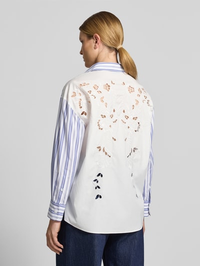 Frauenmodel trägt Loose Fit Hemdbluse aus reiner Baumwolle von Weekend Max Mara, weiß-blau, Allover-Muster, Lochstickerei, Ganzkörperansicht Rückansicht.