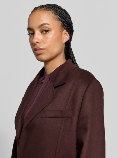 Frauenmodel trägt Funktionsjacke mit Reverskragen Modell 'TAILOREDCOAT' von Victoria Beckham in unifarbenem, mattem Dunkelbraun, Webware aus 100% Baumwolle, Oversized Passform, Longline-Länge, Knöpfe als Details, Nahaufnahme Oberkörper.