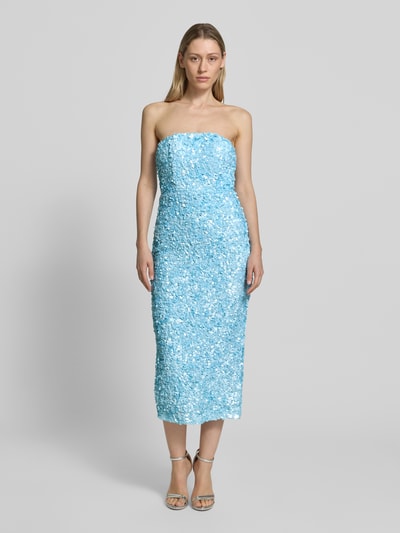 Kobiece modelka nosi sukienka midi z odkrytymi ramionami z cekinami Midikleid im Off-Shoulder-Look mit Pailletten von Little Mistress, podkreślająca figurę, rozporek, długość tyłu w rozmiarze 36: 120 cm, jasnoniebieska faktura cekinowa, prosty fason, całkowite ujęcie od przodu.