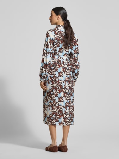 Frauenmodel trägt Hemdblusenkleid aus Viskose-Mix mit Bindegürtel von JAKE*S STUDIO WOMAN, A-Linie, Midikleid, Allover-Look, Ganzkörperansicht Rückansicht.