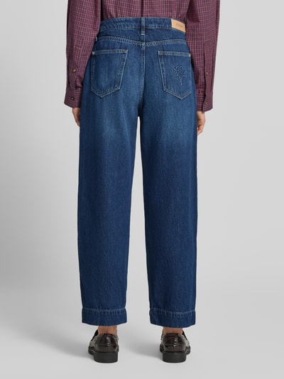 Vrouwenmodel draagt Tapered Fit Jeans uit pure katoen van JOOP!, donkerblauw katoendenim met opgestikte zakken, dames relaxed fit jeans, volledige lichaamsachteraanzicht.
