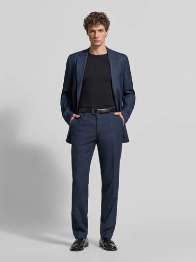 Männermodel trägt Regular Fit Anzugsakko mit Schurwoll-Anteil Modell 'JASPER' von BOSS in Melange-Optik, Ganzkörperansicht von vorne.