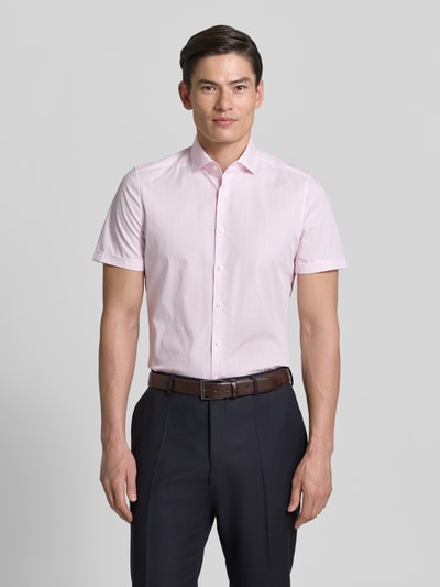 Männermodel trägt Slim Fit Business-Hemd mit Blockstreifen und Kentkragen von OLYMP Level Five, Rosa, Knopfleiste, Ganzkörperansicht von vorne, Rückenlänge bei Größe 40 85 cm, Schulterbreite 42 cm, Ärmellänge 22 cm.