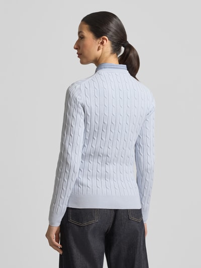 Frauenmodel trägt Strickpullover mit Zopfmuster und Label-Stitching von Gant in Hellblau, Baumwoll-Mix, Rückenansicht, Ganzkörperansicht Rückansicht.