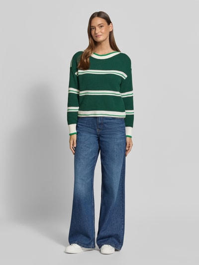 Frauenmodel trägt Strickpullover mit U-Boot-Ausschnitt von Marc Cain, grün mit weißen Streifen, Baumwoll-Mix, Regular-Fit, Ganzkörperansicht von vorne.