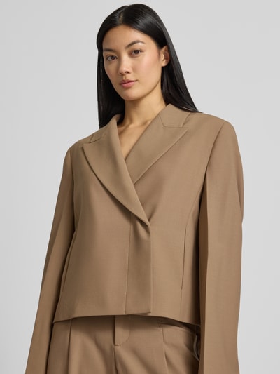 Frauenmodel trägt Regular Fit Blazer mit Reverskragen von Closed in Beige, Material-Mix mit Schurwoll-Anteil, Nahaufnahme Oberkörper.