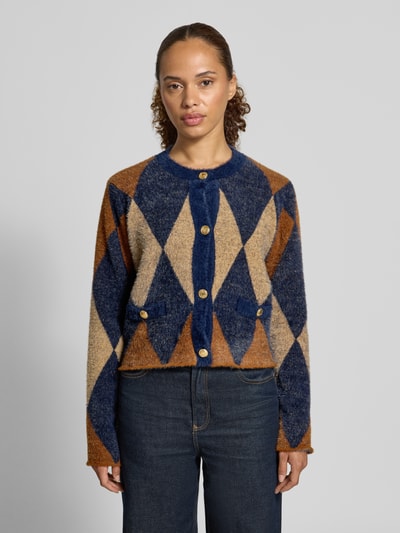 Frauenmodel trägt Regular Fit Jacke in Strick-Optik von MORE & MORE, blau-beige Muster, Knopfleiste, Eingrifftaschen, Nahaufnahme Oberkörper.