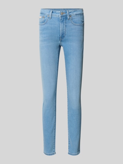 Produktfoto, Slim Fit Jeans mit Logo-Patch von Calvin Klein Jeans im klassischen 5-Pocket-Design, hellblauer Baumwoll-Mix, Knopf-Reißverschluss