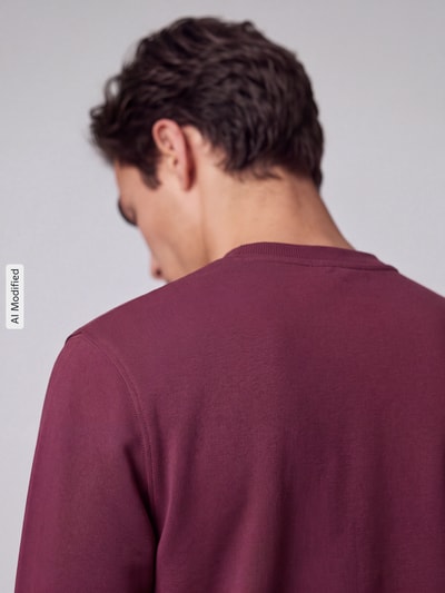 Männermodel trägt Regular Fit Sweatshirt aus reiner bawełna von Marc O'Polo DENIM, bordowy kolor, gładka faktura, Ganzkörperansicht Rückansicht, KI-modifiziertes Bild