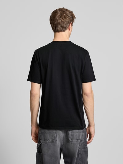 Mężczyznamodel nosi czarny męski t-shirt z bawełny, model 'JAPANESE SUN' od Edwin, prosty krój, długość tyłu 67 cm, Ganzkörperansicht Rückansicht.