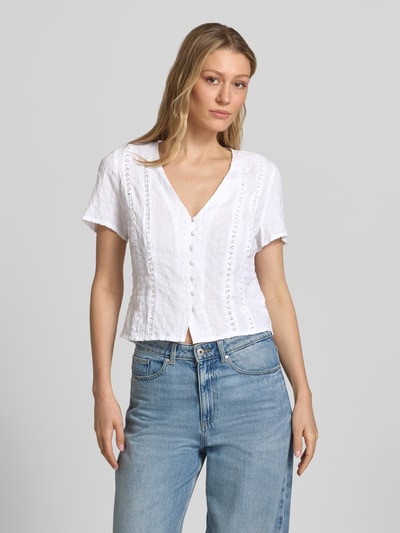Frauenmodel trägt Slim Fit Bluse mit V-Ausschnitt von Jake*s Casual, Reine Baumwolle, Knopfleiste, weiß, Ganzkörperansicht von vorne.