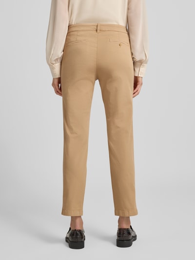 Frauenmodel trägt Slim Fit Hose in verkürzter Passform Modell 'GABBY' von Lauren Ralph Lauren aus Baumwoll-Elasthan-Mix, Eingrifftaschen, Gesäßtaschen, beige, Ganzkörperansicht Rückansicht.