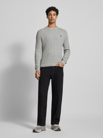 Männermodel trägt Baggy Jeans in klassischem Five-Pocket-Design von Review, Baumwoll-Elasthan-Mix, Relaxed-Fit, Ganzkörperansicht von vorne.