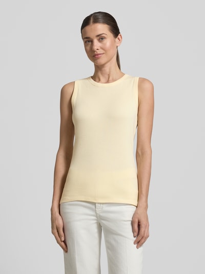 Frauenmodel trägt Tanktop in Ripp-Optik Modell 'Kleanne' von Someday, cremefarben, Slim Fit, Baumwoll-Elasthan, Ganzkörperansicht von vorne.