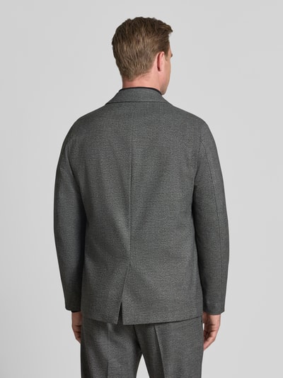Männermodel trägt Regular Fit 2-Knopf-Sakko Modell 'MONACO' von CINQUE in Grau, glatte Textur, Ganzkörperansicht Rückansicht, Material-Mix mit Viskose-Anteil, Reverskragen, aufgesetzte Taschen, Rückenlänge 74 cm, Schulterbreite 46 cm, Ärmellänge 66 cm.