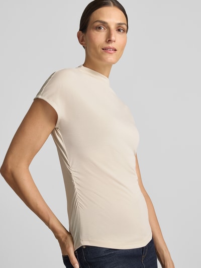 Vrouwenmodel draagt Regular Fit t-shirt uit modal-mix van Jake*s Collection in beige met gladde textuur en korte mouwen, zijaanzicht, close-up bovenlichaam.
