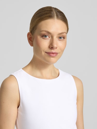 Frauenmodel trägt Top mit Rundhalsausschnitt von More & More in Weiß, Baumwoll-Elasthan-Mix, Regular Fit, Nahaufnahme Oberkörper.