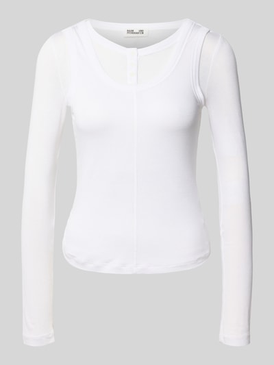Produktfoto, Longsleeve aus Viskose-Mix von BAUM & PFERDGARTEN in Weiß, 2-in-1-Look, Rundhals- und Henley-Ausschnitt, vorderseitige Ziernaht
