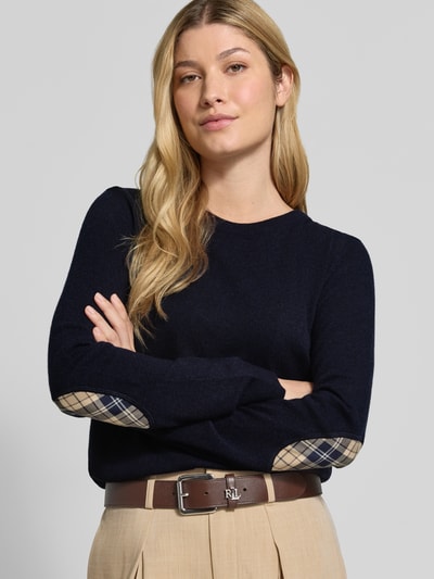 Vrouwenmodel draagt Regular Fit Pullover uit mix van wol en katoen van Barbour, coltrui voor dames, donkerblauw met ruitdetails, Nahaufnahme Oberkörper.