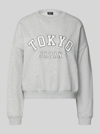 Produktfoto, Oversized Sweatshirt aus Baumwoll-Mix Modell 'SWEAT LIFE' von Only, szary, jednolity kolor, nadruk, okrągły dekolt, długi rękaw, materiał sweat, ściągacze, damski
