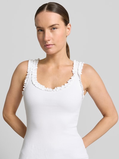 Frauenmodel trägt Trägertop mit Rundhalsausschnitt und Rüschen von Copenhagen Muse aus Baumwoll-Elasthan-Mix, Slim-Fit, Ripp-Optik, Weiß, Nahaufnahme Oberkörper.