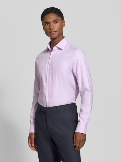 Männermodel trägt hellrosa Slim Fit Businesshemd aus reiner Baumwolle Modell 'New Kent Patch' von Seidensticker, Herren Businesshemd, Ganzkörperansicht von vorne.