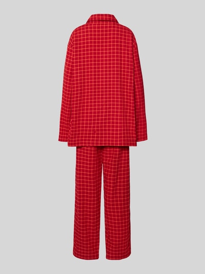 Männermodel trägt Pyjama mit Knopfleiste von Calvin Klein Underwear in Rot mit gelbem Karomuster, Reine Baumwolle, Lockerer-Schnitt, Kentkragen, Elastischer Bund, Ganzkörperansicht Rückansicht.