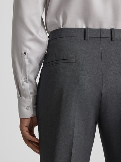 Männermodel draagt Regular Fit Business Hemd aus katoen met kentkraag van SEIDENSTICKER, knoopsluiting, borstzak, ruglengte 83 cm, schouderbreedte 44 cm, mouwlengte 67 cm, grijze tinten, detailopname rugaanzicht.