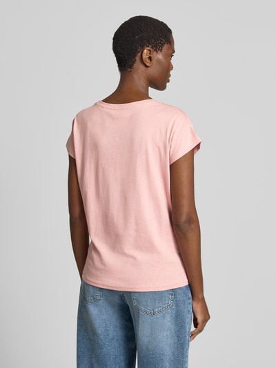 Frauenmodel trägt T-Shirt mit Statement-Print von Christian Berg Woman in Rosa, Baumwoll-Viskose-Mix, Regular-Fit, Rückenlänge 57 cm, Ganzkörperansicht Rückansicht.