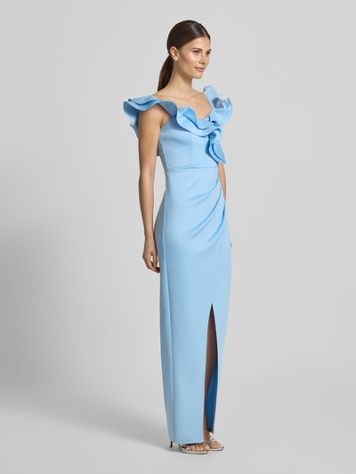 Frauenmodel trägt Slim Fit Maxikleid mit Gehschlitz von Lipsy in Hellblau, Elastischer-Material-Mix, Raffung, Ärmelloses-Design, Ganzkörperansicht von vorne.