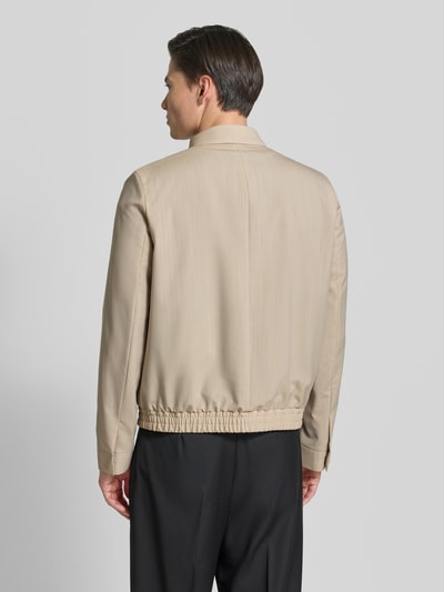 Männermodel trägt Regular Fit Blouson aus Schurwoll-Mix Modell 'HELLYS251X' von HUGO, Optik: Unifarben, Ganzkörperansicht Rückansicht.