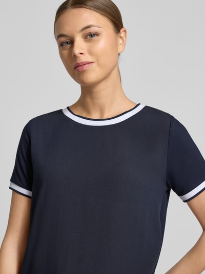 Vrouwenmodel draagt Regular Fit T-Shirt uit viscosemix van More & More, elastische stof, ronde hals, korte mouwen, donkerblauw, close-up bovenlichaam.