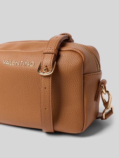 Produktfoto, torebka damska Handtasche mit Logo-Detail Modell 'Brixton' od VALENTINO BAGS, brązowa struktura, złote detale, kontekst: główna komora na zamek, odpinany pasek 136 cm, 23x14x10 cm