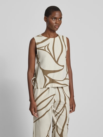Frauenmodel trägt Blusentop aus Viskose-Mix mit seitlicher Schnürung von Vila, beige-braunes Muster, Regular Fit, Ganzkörperansicht von vorne.