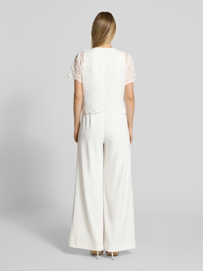 Kobiece modelka nosi Regular Fit Jumpsuit mit Spitzenbesatz od Vera Mont w kolorze białym, elastyczna mieszanka materiałów, cekinowe obszycie, z krótkim rękawem, okrągły dekolt, listwa guzikowa, długość tyłu w rozmiarze 36: 50 cm, szerokość w rozmiarze 36: 47 cm, długość rękawów w rozmiarze 36: 20 cm, całkowita długość w rozmiarze 36: 157 cm, długość wewnętrzna nogawki w rozmiarze 36: 81 cm, całe ciało z tyłu.