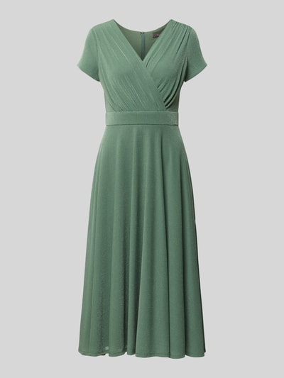 Produktfoto, Tailliertes Cocktailkleid mit V-Ausschnitt von Vera Mont in zartem Grün mit schimmernder Textur und leichtem Faltenwurf