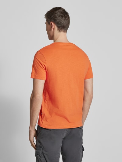Męski model nosi Regular Fit T-Shirt aus reiner Baumwolle von camel active, okrągły dekolt, nadruk z napisem, długość tyłu 68 cm, krój regular fit, bawełna, całkowity widok z tyłu