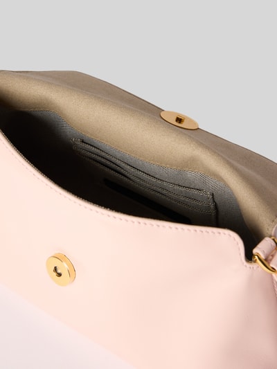 Produktfoto, Umhängetasche mit Label-Detail Modell 'SFERA' von FURLA in zartem Rosa mit Hauptfach, Umschlag, Druckknopfverschluss, verstellbarem Schultergurt, Größe 23x14x9 cm, Riemenlänge 110 cm, samtiger Innenstoff und goldene Details.