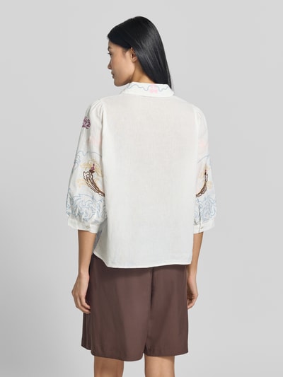 Vrouwenmodel draagt Regular Fit Bluse aus Baumwoll-Leinen-Mix mit Stitchings van Rich & Royal, mix van katoen en linnen, regular fit, 3/4-mouw, overhemdkraag, ruglengte bij maat 36: 58 cm, mouwlengte: 45 cm, detailstiksels, ondoorzichtige lichte stof, rugaanzicht.
