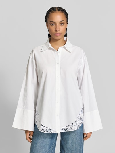 Frauenmodel trägt Oversized Hemdbluse mit Spitzenbesatz von Officine Générale aus reiner Baumwolle, weiß, lockere Passform, Ganzkörperansicht von vorne.