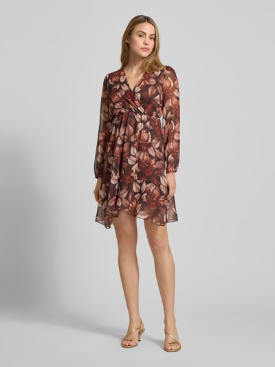 Vrouwenmodel draagt Minikleid met V-hals model 'Ni44mi' van ZABAIONE in A-lijn, stufen-look, bloemenpatroon, hele lichaamsvoorzijde.