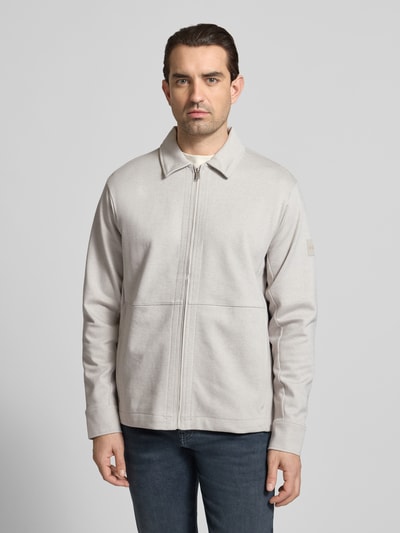Männermodel trägt Regular Fit Sweatjacke aus Baumwoll-Mix Modell 'PE_TWIST' von BOSS Orange, Optik: Unifarben, Ganzkörperansicht von vorne.