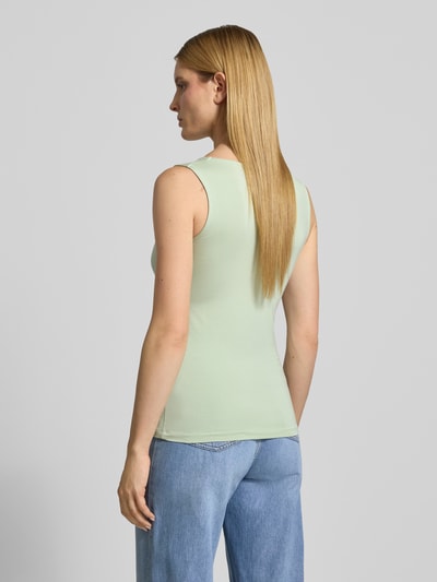 Frauenmodel trägt Top mit V-Ausschnitt Modell 'Marica' von Soyaconcept aus Lyocell-Elasthan-Mix, Slim-Fit, Rückenlänge 60 cm, Ganzkörperansicht Rückansicht.