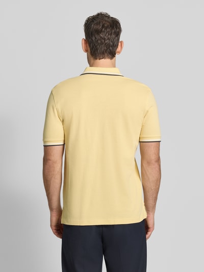 Männermodel trägt Regular Fit Poloshirt mit Kontraststreifen von Christian Berg Men aus Reine Baumwolle, Rückenlänge 71 cm, Ganzkörperansicht Rückansicht.